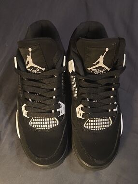 Jordan Men's Black and White Retro Sneakers